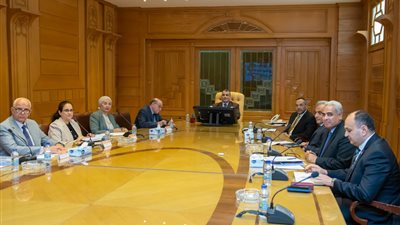 وزير الإنتاج الحربي يناقش مع رؤساء الشركات التابعة المشروعات الجاري تنفيذها