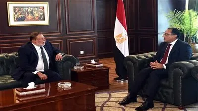 رئيس الوزراء يلتقي القائم بأعمال محافظ البنك المركزي المصري