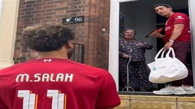محمد صلاح يقدم هدية ثمينة لمشجعة إنجليزية.. والأخيرة توجه طلبا للفرعون