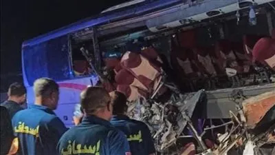 عاجل.. حادث تصادم أتوبيس سياحي بسيارة ربع نقل على الصحراوي بالمنيا