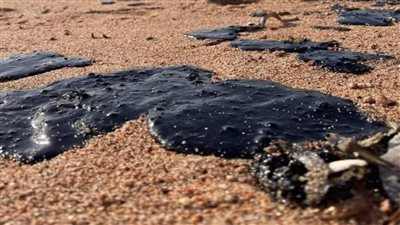 تحرك برلماني بشأن تلوث شواطئ مدينة دهب بسبب بقع بترولية