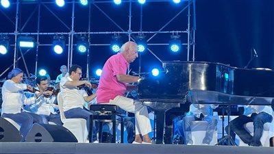 بالصور.. عمر خيرت يشدو بأعزب الألحان أمام جمهوره بالعلمين 