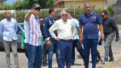 محافظ بورسعيد يتابع سير العمل في تطوير شارع السيد سرحان بحي الزهور