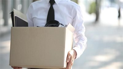 إعلامي يوجه رسالة لأي عامل تعرض للفصل التعسفي (فيديو)