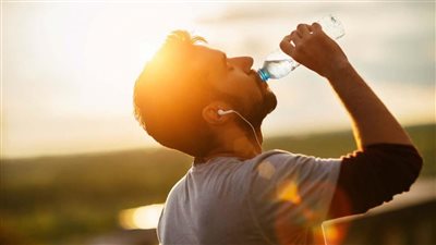 خدعوك فقالوا.. متخصص يصدم الجميع حول ارتداء الملابس القطنية في الصيف (فيديو)