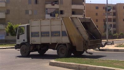 لأول مرة.. تركيب أجهزة تتبع بسيارات جمع القمامة في القاهرة (فيديو)