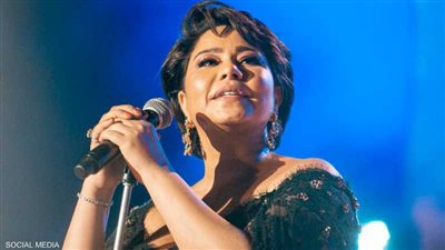 طبيب شيرين عبد الوهاب يكشف عن تفاصيل تقبيلها يده في مهرجان قرطاج