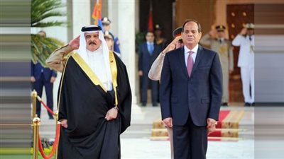 عاجل.. الرئيس السيسي يستقبل ملك البحرين بمطار العلمين