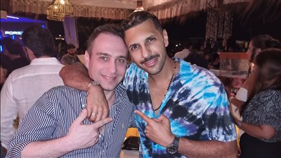 حسام حبيب يغني مع أبو الروس والأصدقاء في الساحل الشمالي