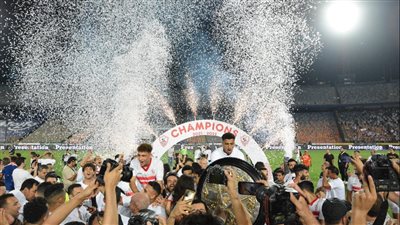 شاهد.. طبيب بالفيوم يحتفل بفوز الزمالك بالدوري على طريقته الخاصة 