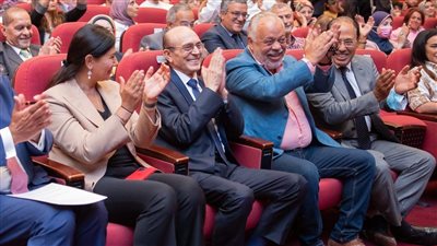  فريق مسرح الجامعة البريطانية يقدمون العرض المسرحي 