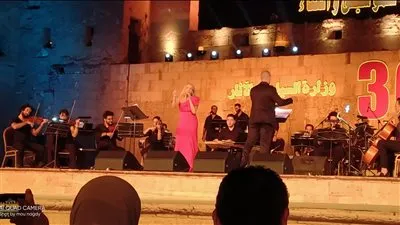 لافتة رومانسية.. تانيا قسيس تطلب من جمهورها إضائة الهواتف