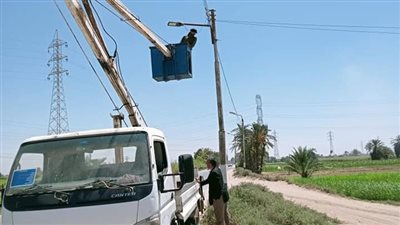 خفض الأحمال الكهربائية بكشافات الإنارة بالطرق الرئيسية بـ4 مراكز بالمنيا