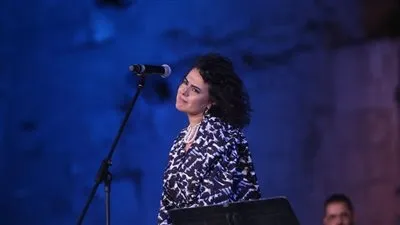 شاهد.. دينا الوديدي تشعل مسرح القلعة بوصلة الرقص الخاصة بها