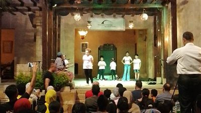 لفتة انسانية من أبطال العرض المسرحي 