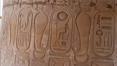 استئناف أعمال ترميم أعمدة صالة الأعمدة الكبرى بمعابد الكرنك