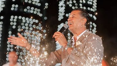 راغب علامه يشارك جمهوره بصور من حفله بمدينة العلمين