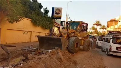 رفع 70 طن تراكمات وأتربة من طريق الهيلتون بالأقصر