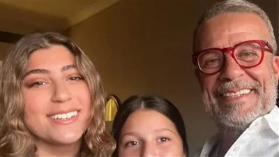 شريف منير ينشر صورته أثناء إعداد الإفطار لـ بناته والجمهور يخمن السبب