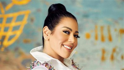 لقاء الخميسي تمارس اليوجا في أحدث ظهور لها