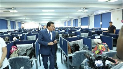 وزير الصحة يتفقد الامتحانات التحريرية للأطباء الملتحقين ببرنامج الزمالة المصرية