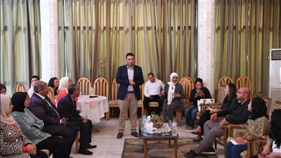 سكرتير عام قنا يشارك في الحلقة النقاشية حول قضايا المرأة بقرى المحافظة 