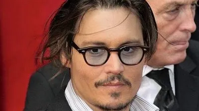 بزي رجل فضاء معلق بالهواء.. جوني ديب يفاجئ جمهوره (فيديو)