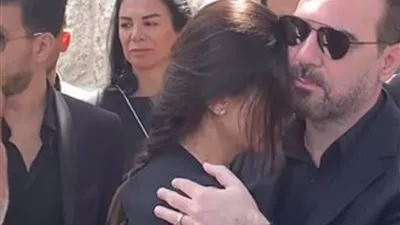 نجوم الفن..يقدمون أداء قداس جنازة جورج الراسي..وشقيقته تنهار 