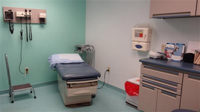 مدير العلاج الحر السابق: ترخيص المنشآت الخاصة للأطباء يحافظ على حقوق مقدم الخدمة ومتلقيها (فيديو)