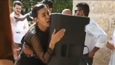 أبرزها احتضان شقيقته سماعة تبث إحدى أغنياته.. 5 صُور مُبكية من جنازة جورج الراسي