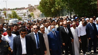  محافظ أسوان يتقدم الجنازة العسكرية لتوديع الشهيد النقيب مصطفى علام