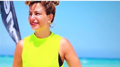 بالفسفوري...منة فضالي تستمتع بأجازتها الصيفية