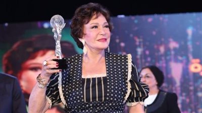 لبلبة تحصل على تكريم من وزير التربية والتعليم عن دورها بمسلسل 