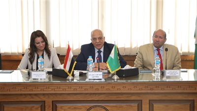 محافظ الجيزة يترأس اجتماع اللجنة التنفيذية للمبادرة الوطنية للمشروعات الخضراء الذكية 