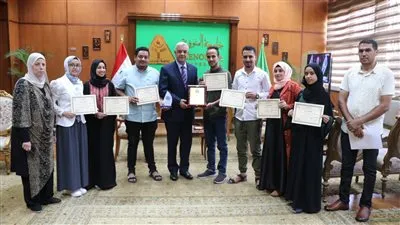 رئيس جامعة المنوفية يسلم الطلاب العرب شهادات التدريب