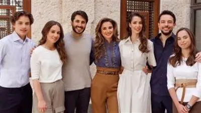 الملكة رانيا تتوسط عائلتها بعيد ميلادها الـ52