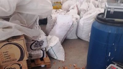 ضبط ٥٠٠ كيلو مواد غذائية مجهولة المصدر داخل مصنع بالعاشر من رمضان