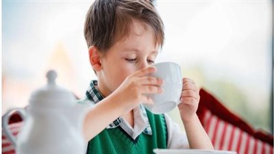 استشاري تغذية: لا يفضل شرب الأطفال لـ الشاي (فيديو) 