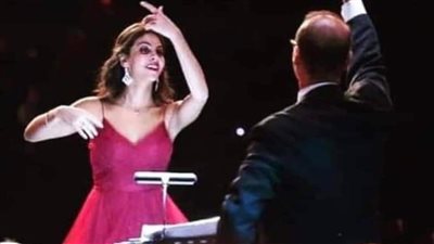 في تجربة جديدة وطريفة..فاطمة سعيد تساعد في تجربة القيادة لأول مرة