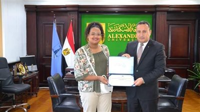 رئيس جامعة الإسكندرية يكرم الطالبة رحمه أحمد باعتبارها نموذجًا محفزًا للشباب 