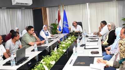 محافظ أسوان يستعرض آليات تطبيق منظومة النظافة الجديدة (صور)