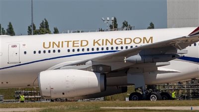 رحلة بطائرة رئيس الوزراء البريطاني تضع 12 مسؤولًا في مأزق.. تفاصيل