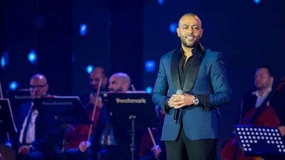 تامر عاشور يتصدر تريند تويتر بسبب مناديل 