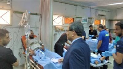 رئيس جامعة سوهاج يتابع مصابي حادث انقلاب سيارة عمال بأخميم