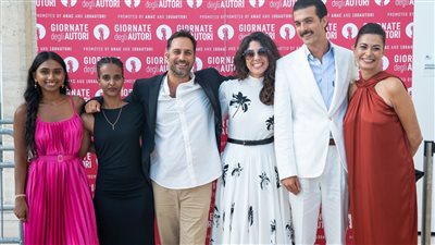 في افتتاحه لمسابقة جيورناتي ديجلي أوتوري تصفيق جماهيري حاد وتقيمات نقدية إيجابية لـ حديد نحاس بطاريات في مهرجان فينيسيا