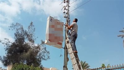 إزالة الإعلانات منتهية الترخيص والغير مرخصة بالشوارع والميادين غرب المنصورة