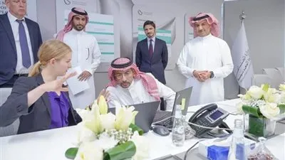 وزير الصناعة يتفقد غرفة التحكم لمنافسة رخصة كشف الخنيقية الإلكترونية
