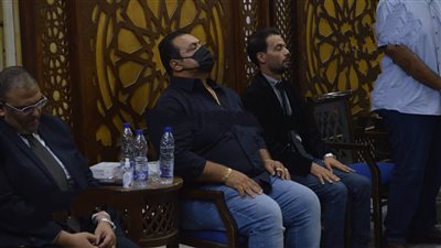 أشرف زكي ونجوم الفن يؤدون واجب العزاء في أمين العسال