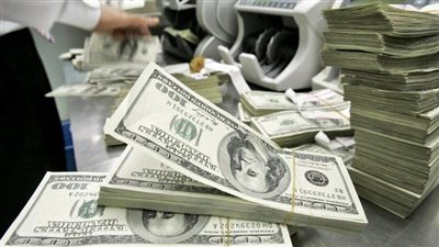 أستاذ اقتصاد: أمريكا عندما تواجه أي أزمة تطبع دولارات