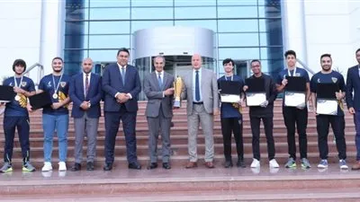 وزير الاتصالات يكرم يكرم منتخب مصر للرياضات الإلكترونية بعد تتويجه بطلًا للدورى العربى